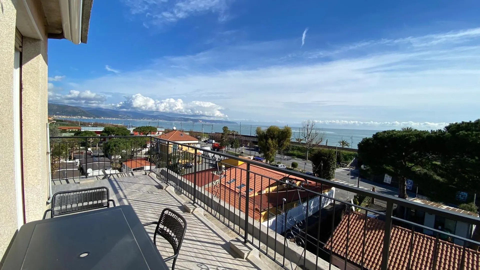 Apartment Spazioso Attico Fronte Mare Albenga