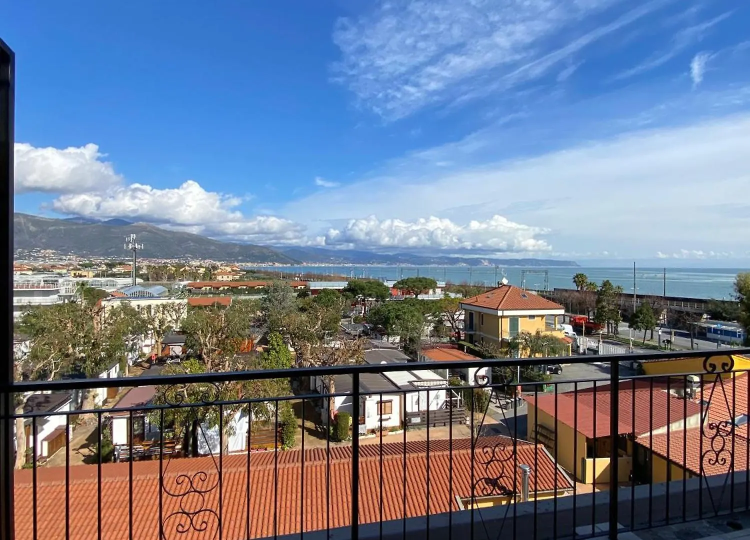 Spazioso Attico Fronte Mare Albenga