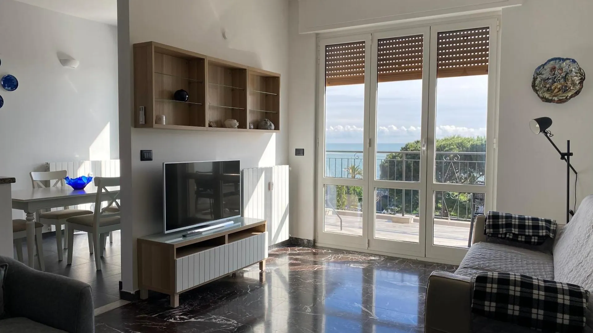 Spazioso Attico Fronte Mare Albenga Apartment