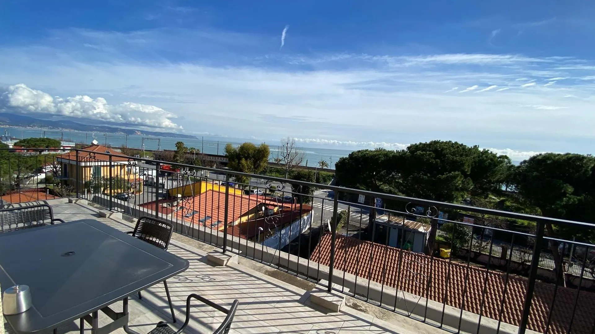 Apartment Spazioso Attico Fronte Mare Albenga