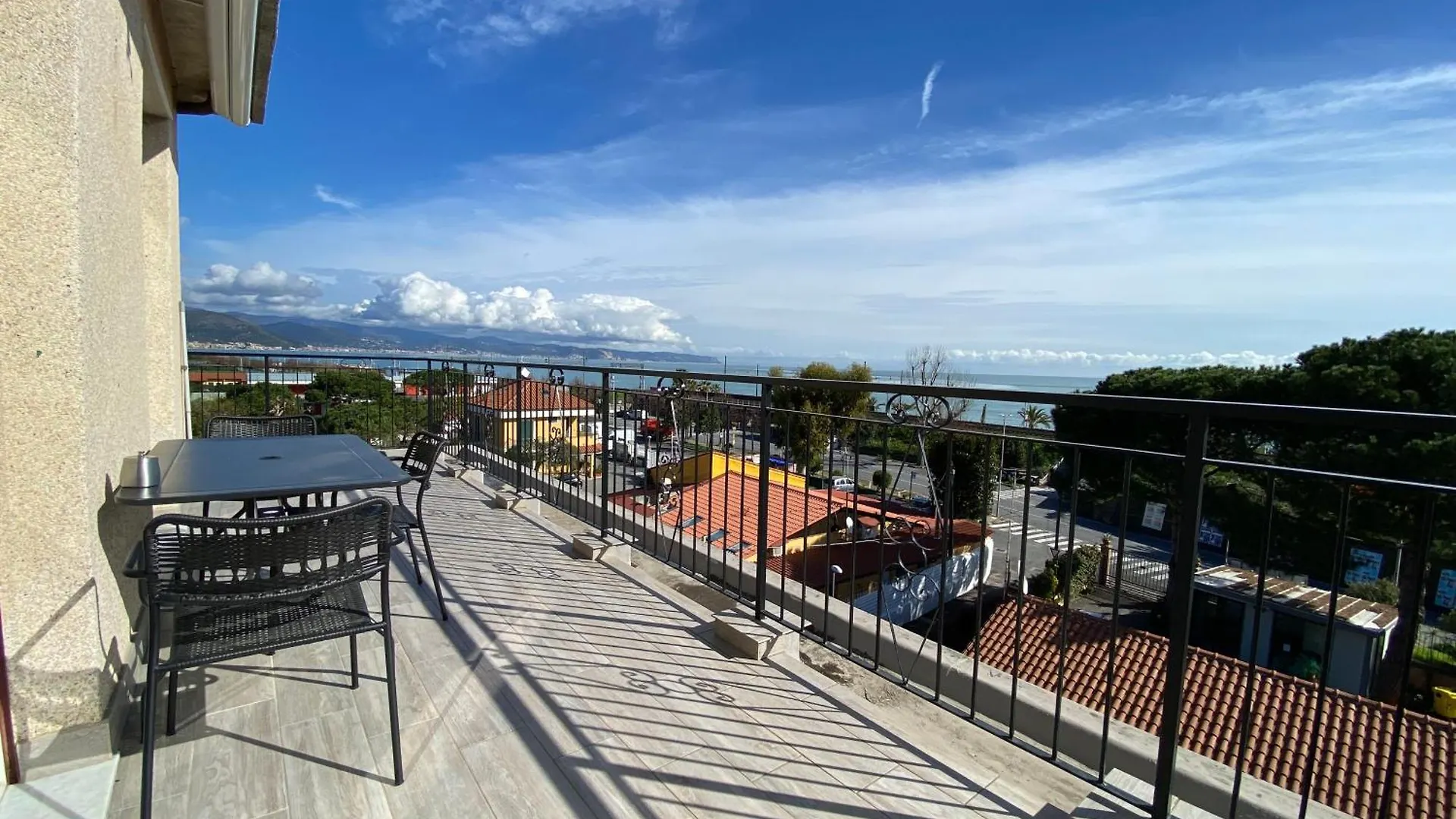Spazioso Attico Fronte Mare Albenga Apartment