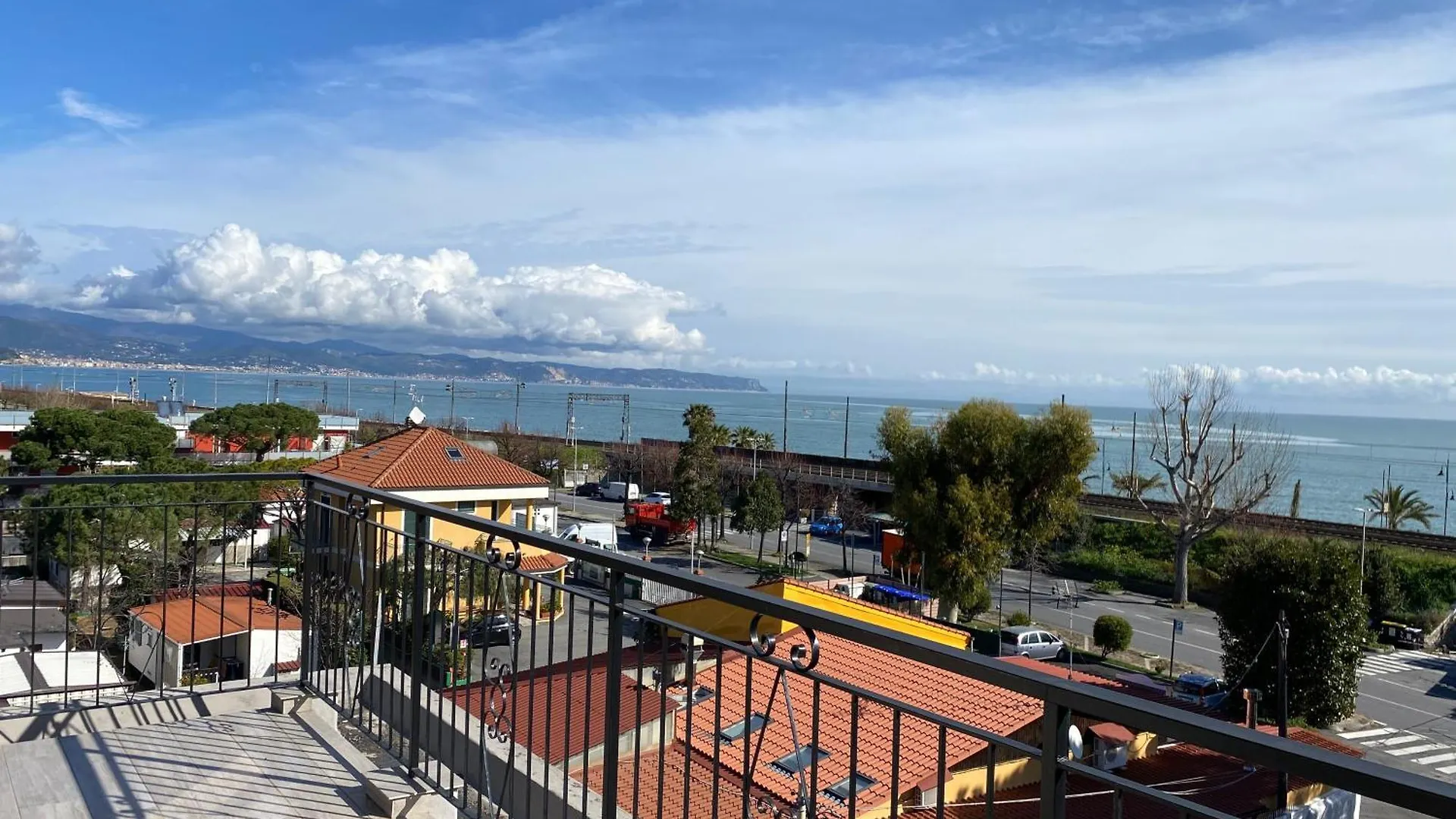 Spazioso Attico Fronte Mare Albenga