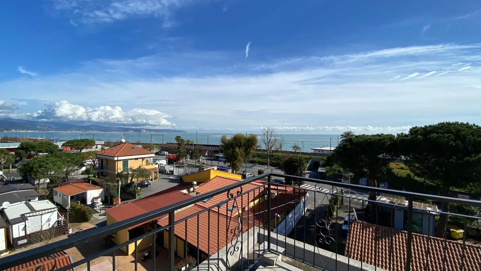 Spazioso Attico Fronte Mare Albenga 0*,
