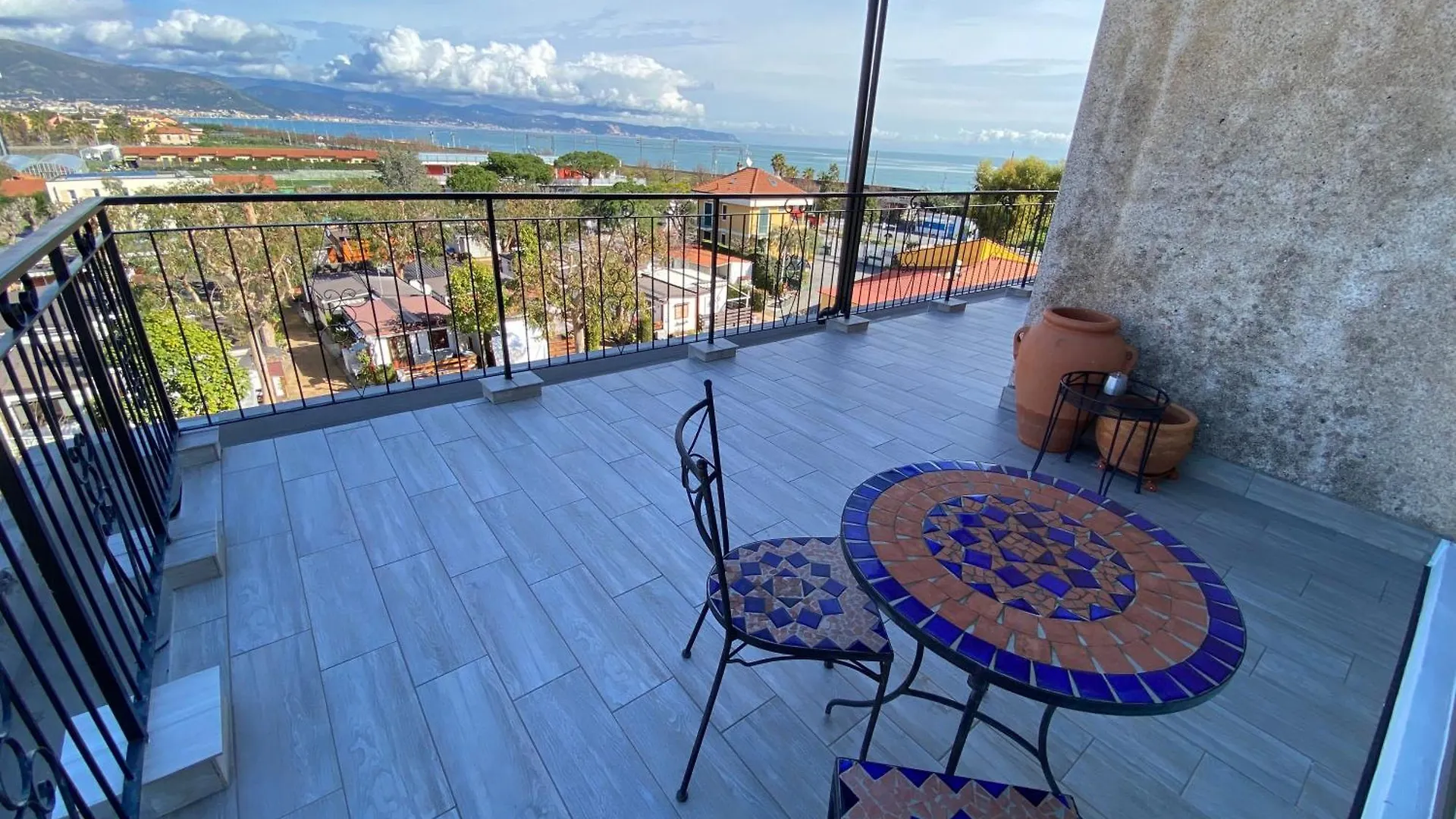 Spazioso Attico Fronte Mare Albenga Apartment